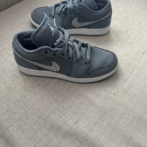Gray Nike Sneakers with Patterned Swoosh size 7 - Picture 1 of 10